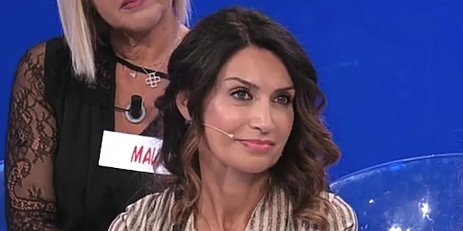 Uomini e Donne, il ritorno di Barbara De Santi e la vergogna: insulti irriferibili, gelo al dating-show