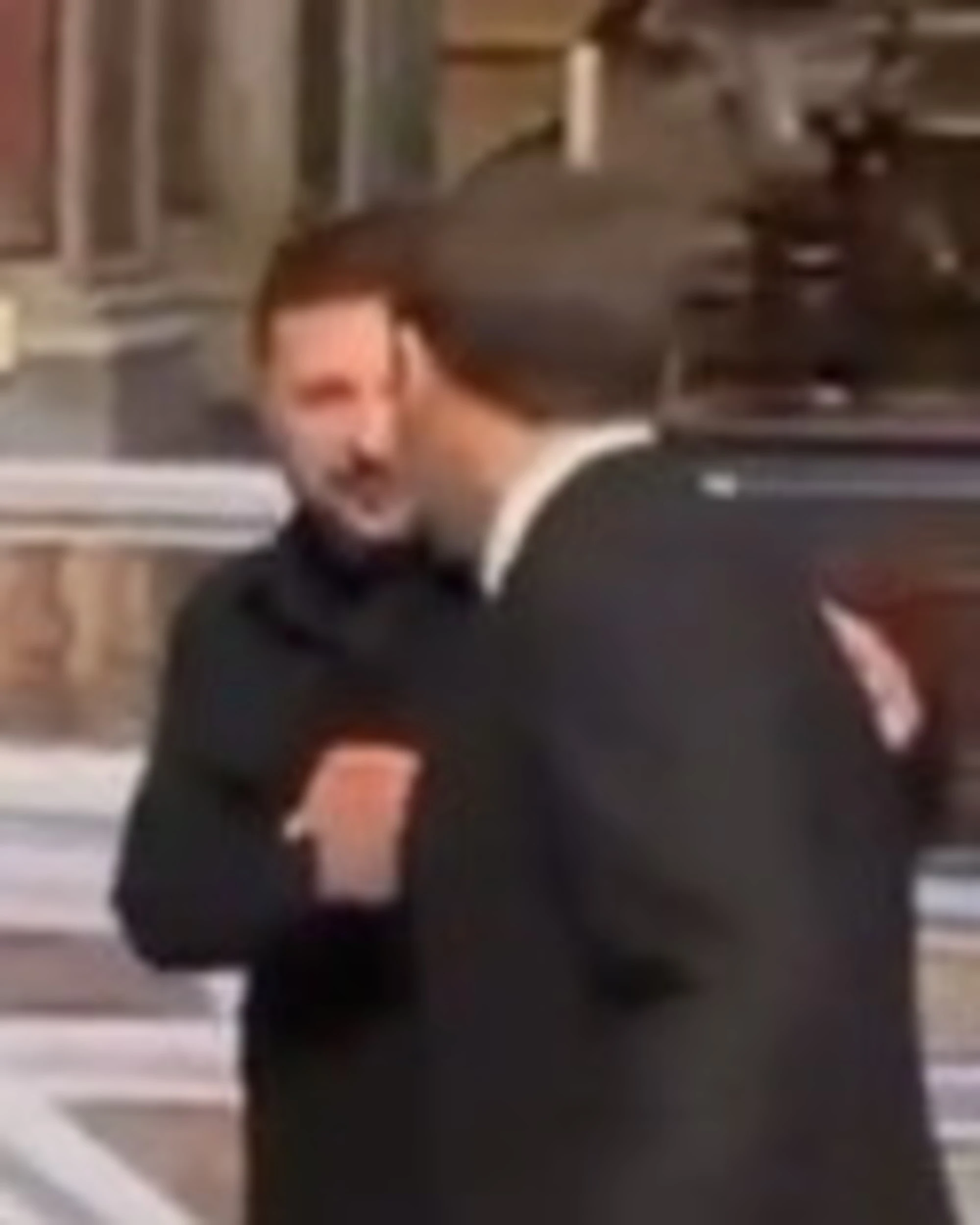 Trump, Macron cerca di imbucarsi al faccia a faccia con Zelensky: allontanato