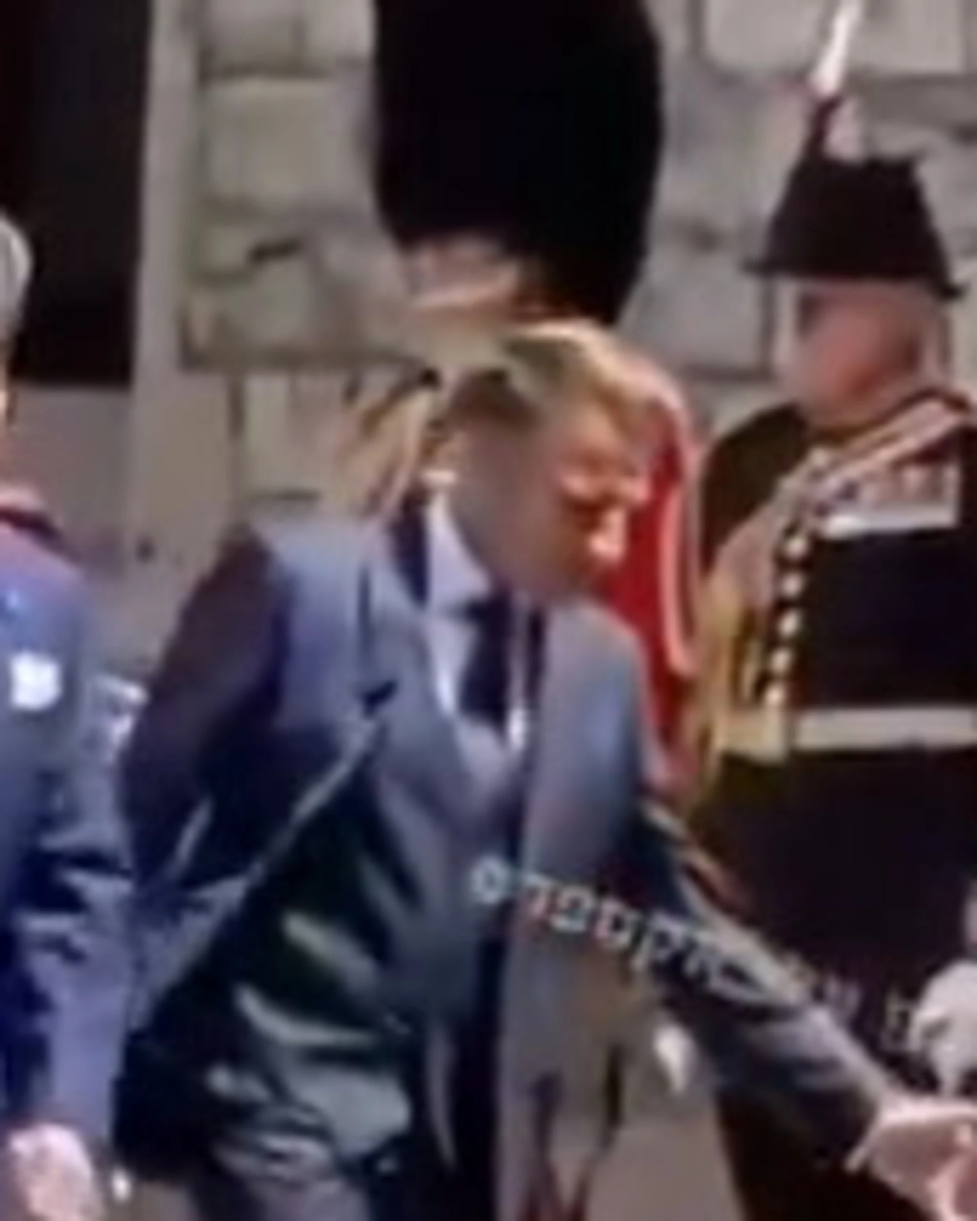 Macron umiliato ancora da Brigitte: davanti a Re Carlo...
