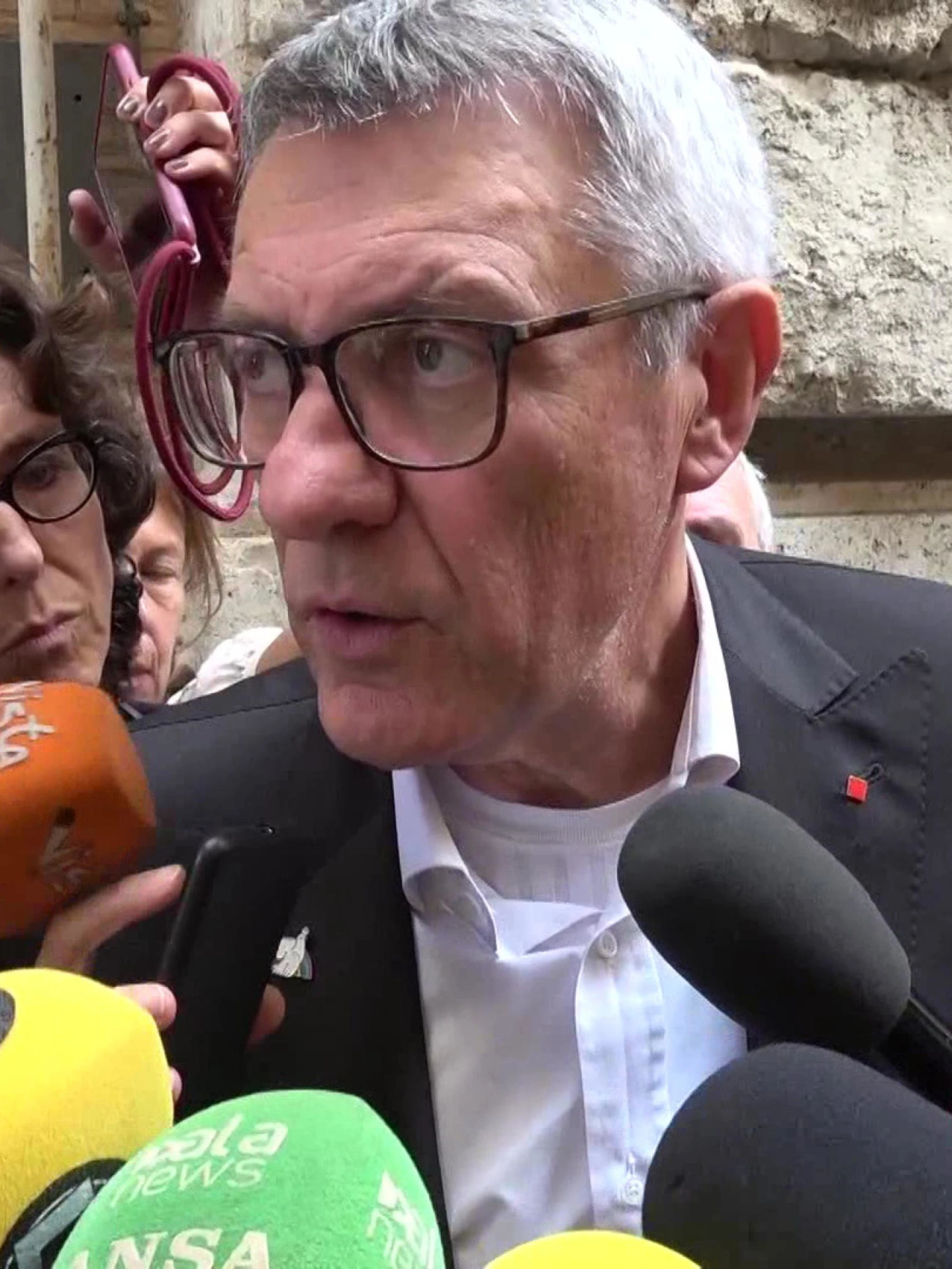 Gasparri: "La statua del Papa imbrattata conseguenza delle parole di Landini". Siete d'accordo?
