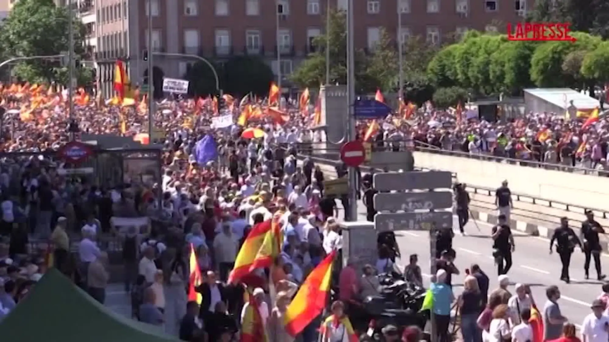 Spagna, migliaia in piazza a Madrid contro Sanchez e per l'arresto di Zapatero