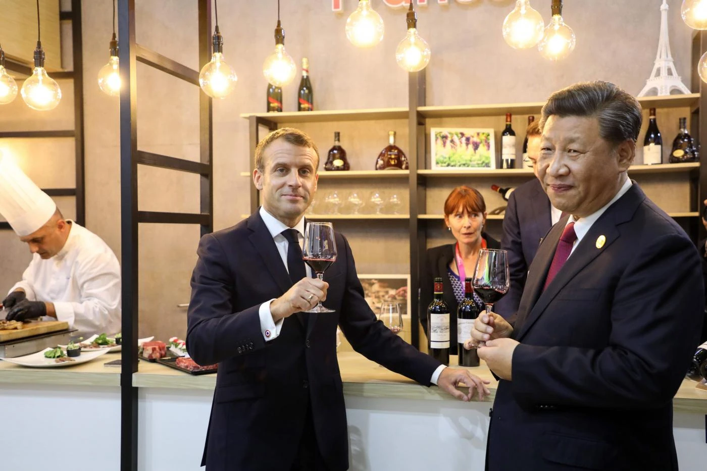 Luigi Di Maio in Cina, c'è anche Macron: lo umilia, schiaffo francese con la "mossa di Asterix"