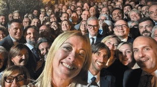 M5s, l'ultimo delirio contro Giorgia Meloni: vietato sorridere