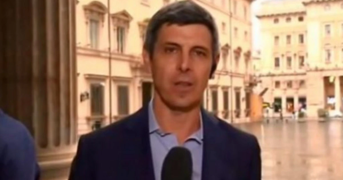 Tg di La7, gaffe per Paolo Celata: manda in onda il servizio con le "fanciulle in tanga" e lui reagisce così