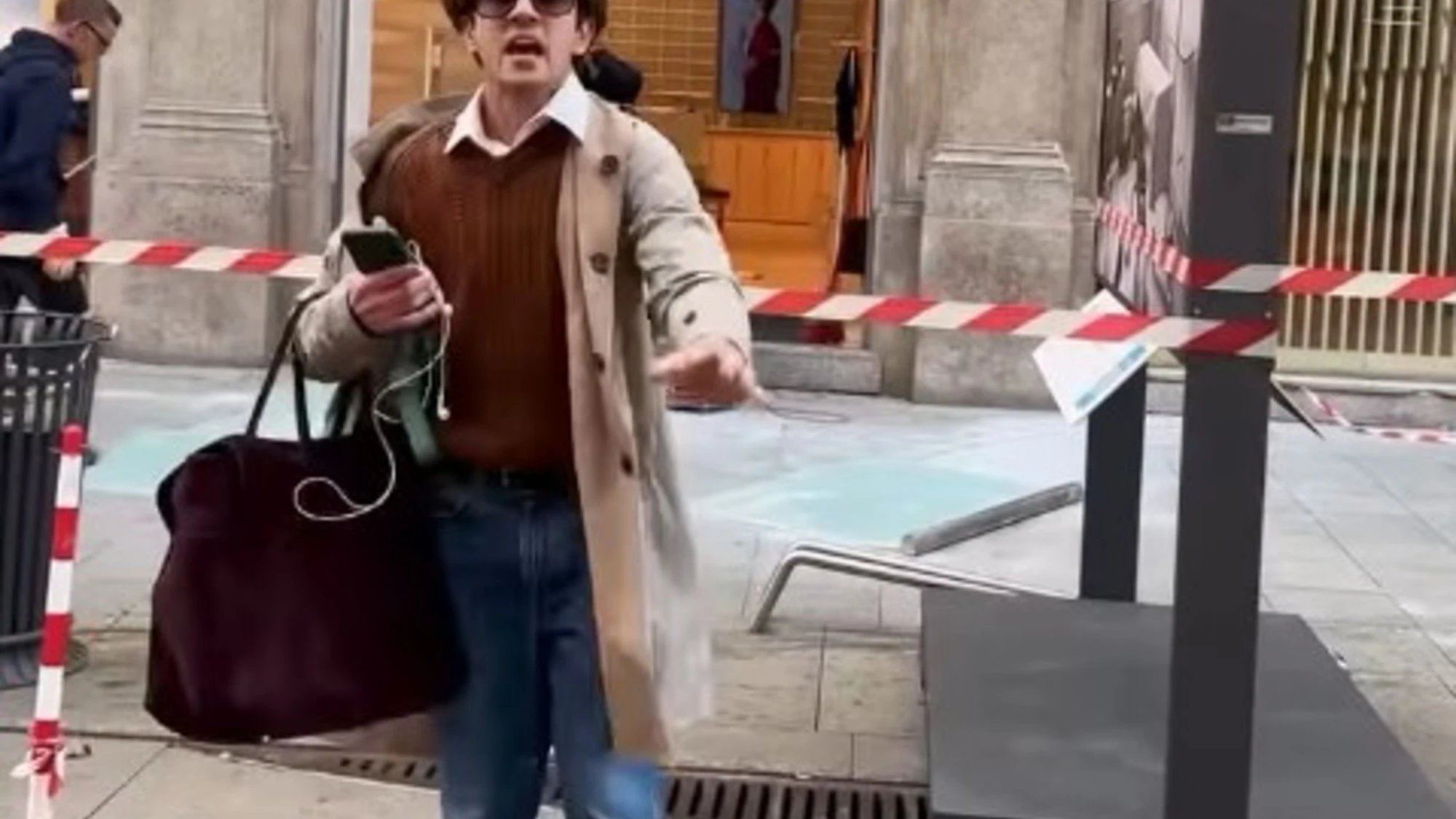 Milano, lo sfogo clamoroso del 23enne: "Mi hanno rotto i c****ni", applausi dai balconi