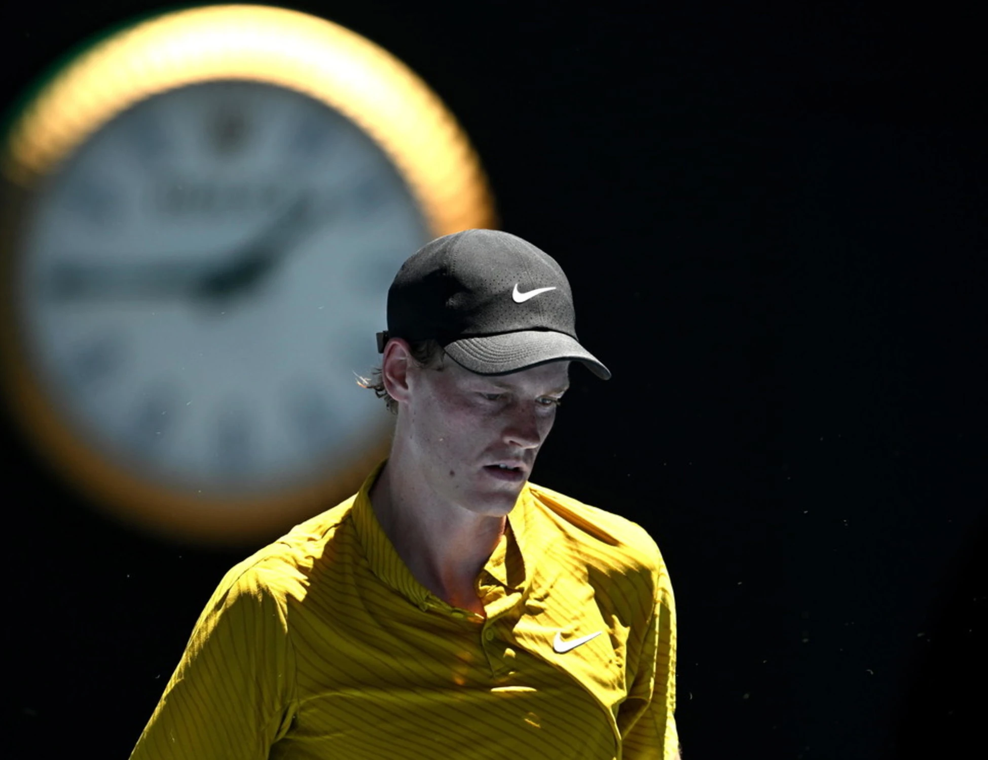 Jannik Sinner rischia grosso all'Australian Open: "Via quel bracciale"