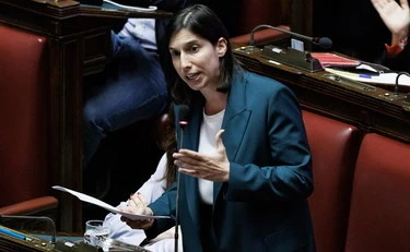 Elly Schlein, prima minaccia Ursula poi vola a Budapest