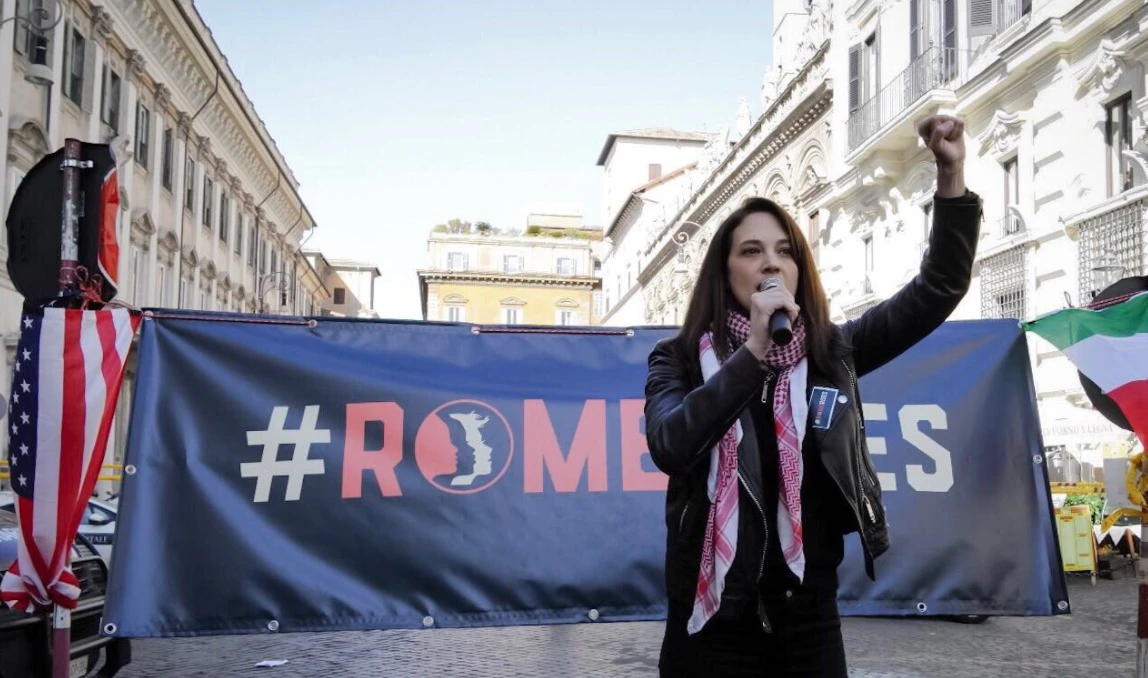 Asia Argento: "Silvio Berlusconi un porco, dobbiamo impedire che torni al governo"
