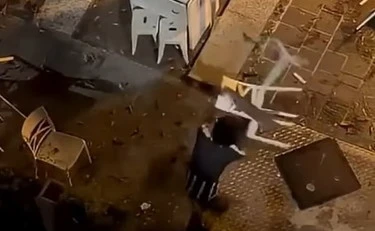 Sesto Calende, immigrato fuori controllo sfascia tavoli e sedie: il video-choc