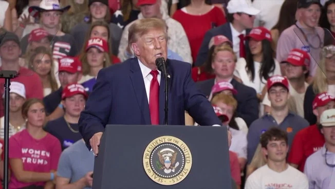 Comizio Trump interrotto da manifestanti: Pacifico? Oceano d'America