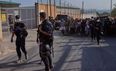 Ceuta, "ai migranti acido e stagnola per gli ordigni contro la polizia": nel mirino una ong tedesca
