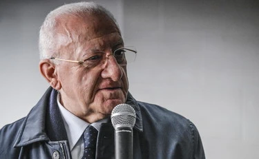 Vincenzo De Luca col lanciafiamme a Salerno: "Cafoni e marmitte sfondante", le promesse
