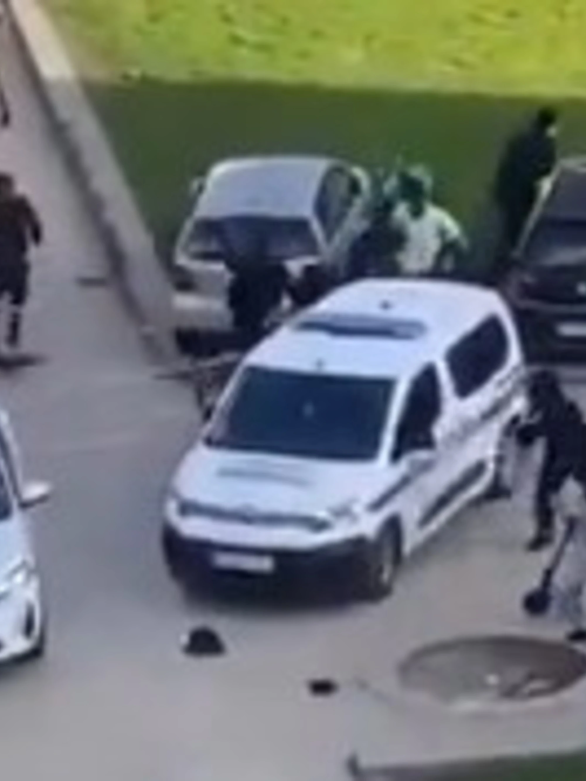 Parigi, i musulmani assaltano la polizia: il video choc