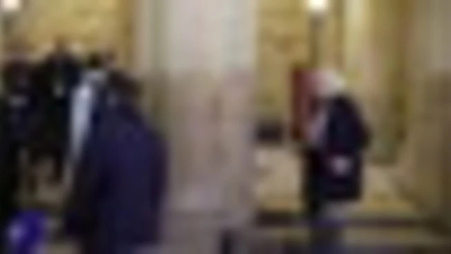 Marine Le Pen lascia l'aula del tribunale di Parigi