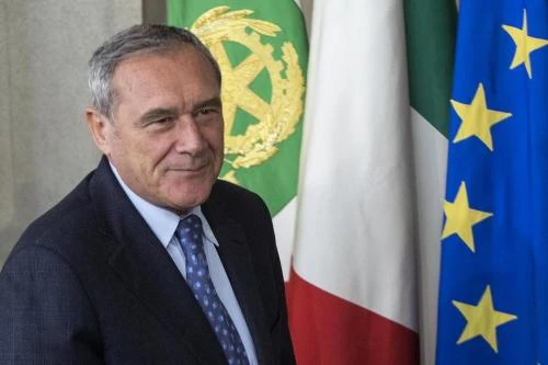 L'assistente di un senatore: "Pagati dalle multinazionali per fare leggi su misura"