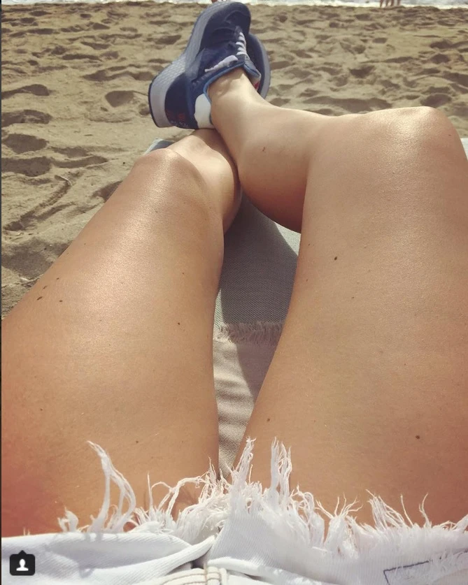 Alena Seredova, ma che fai? Patonza-selfie: si fa una foto proprio lì / Guarda