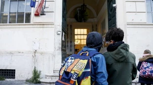 Fiumicino, choc a scuola: ai bimbi regalano un libro a luci rosse. Ecco la foto estrema