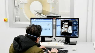 Coronavirus, la Lombardia respira: bollettino, nuovi contagi dimezzati in 24 ore