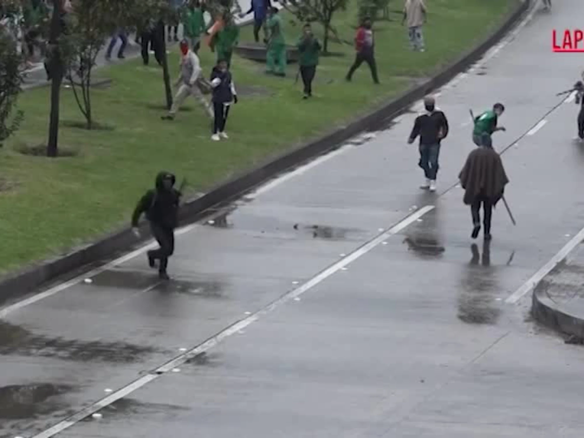 Colombia, scontri davanti all'ambasciata Usa: agenti feriti da frecce
