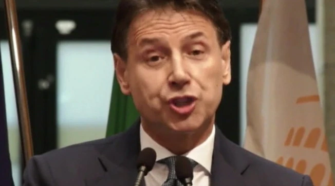 Giuseppe Conte, guerra totale con Beppe Grillo: "Non faccio il tuo prestanome". E propone un voto per "cacciare" il comico
