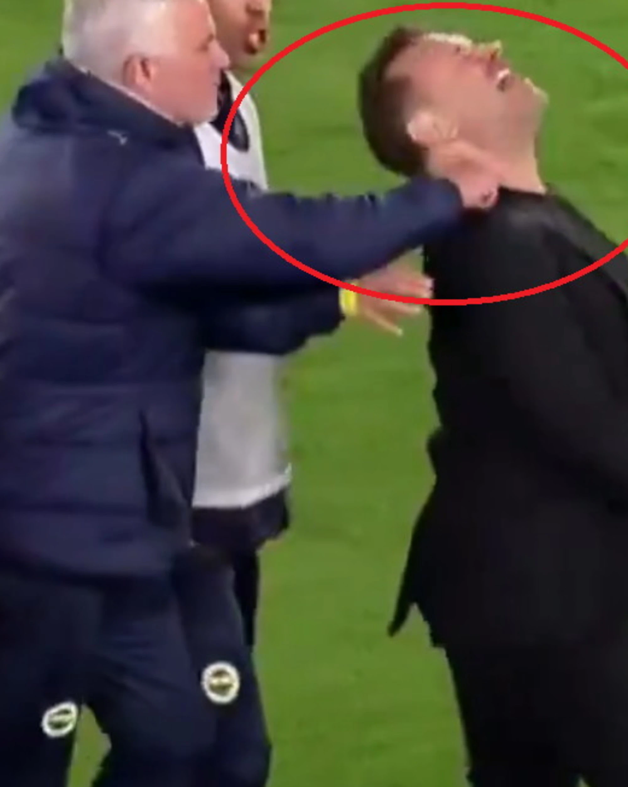 Mourinho lo colpisce e l'allenatore sviene: caos in Turchia