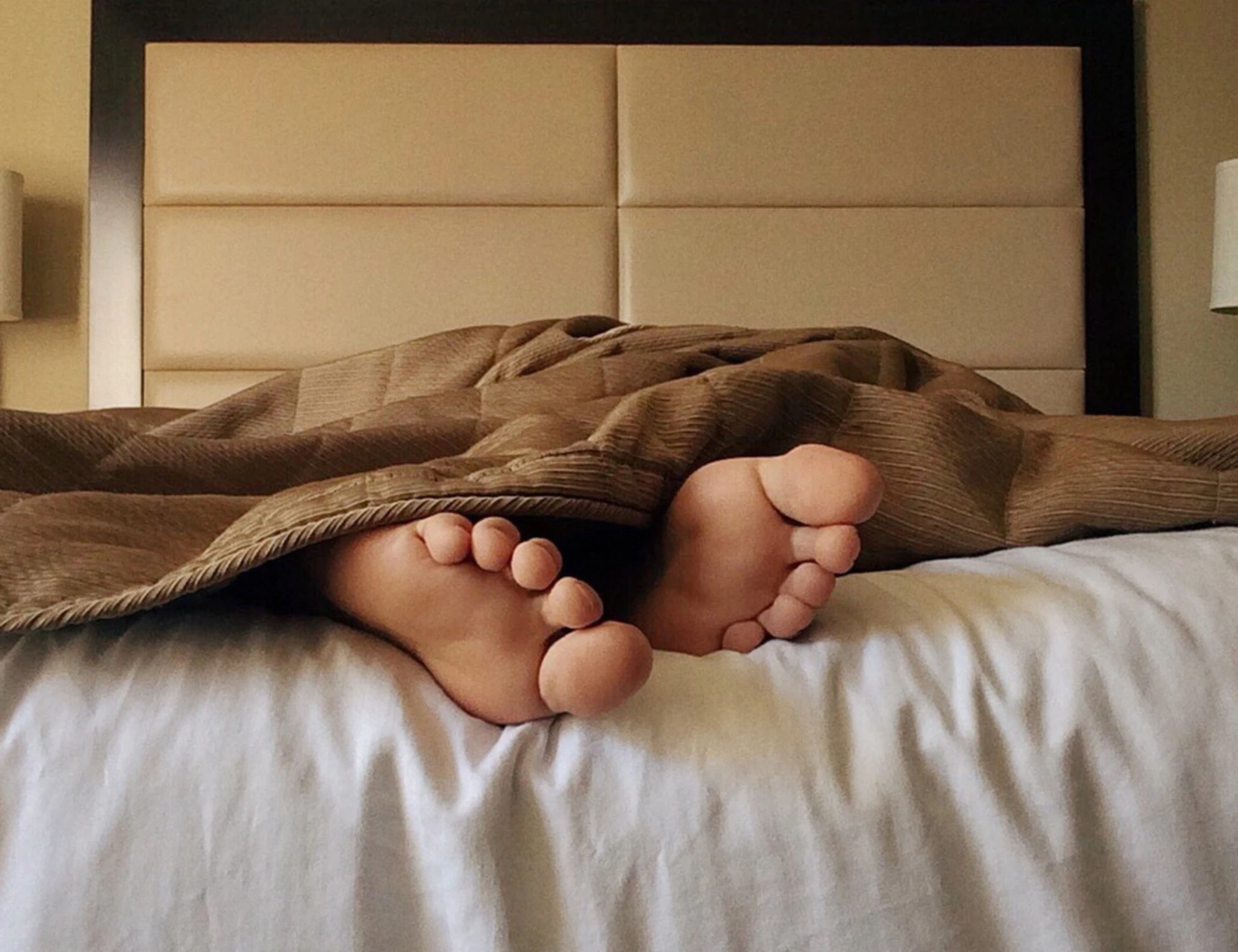 Cena e sonno: le 4 regole per dormire bene e cosa non mangiare la sera