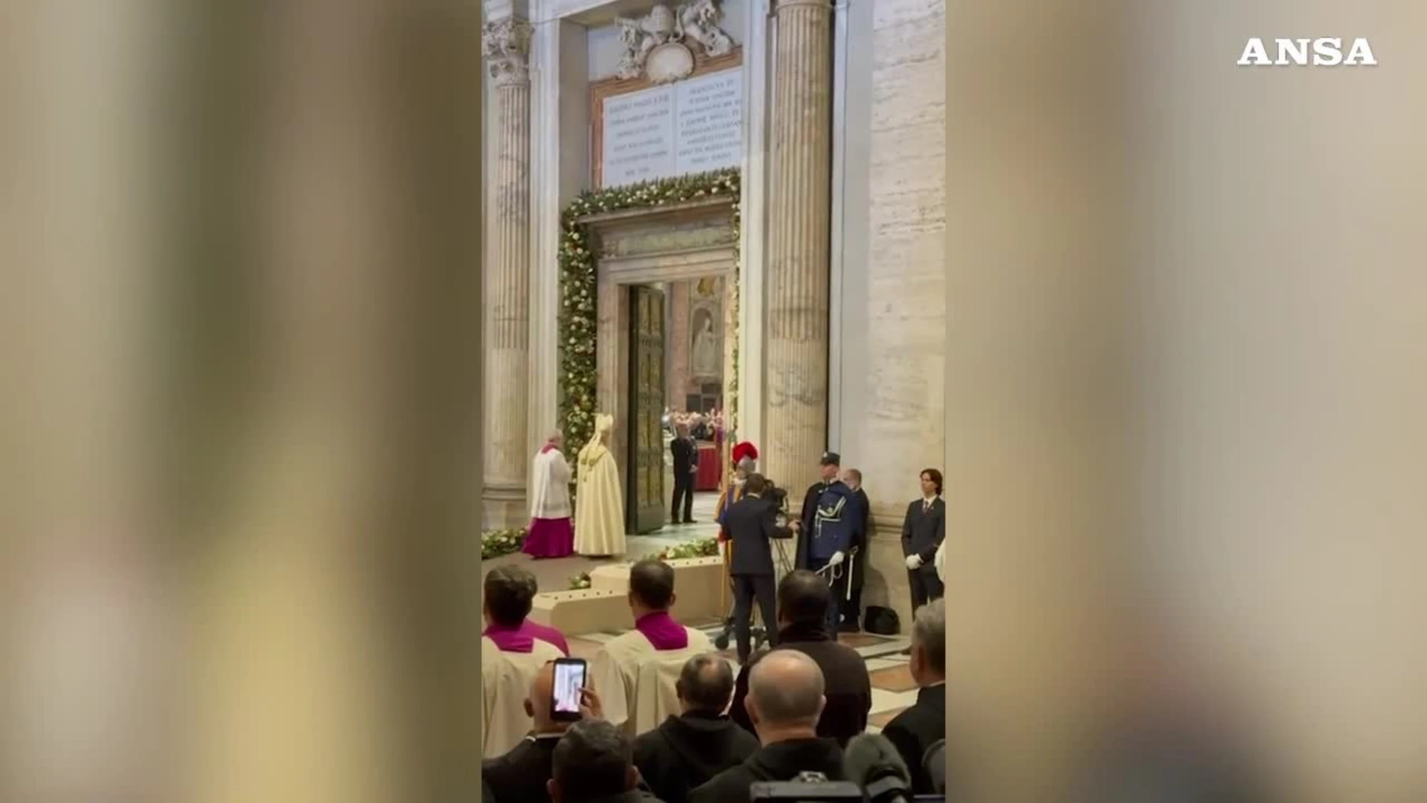 San Pietro, papa Leone chiude la porta santa: termina il Giubileo