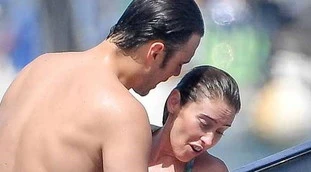 Maria Elena Boschi e Berruti sullo yacht: prima così, poi passione... estrema. Colpo spinto dei paparazzi: le foto proibite