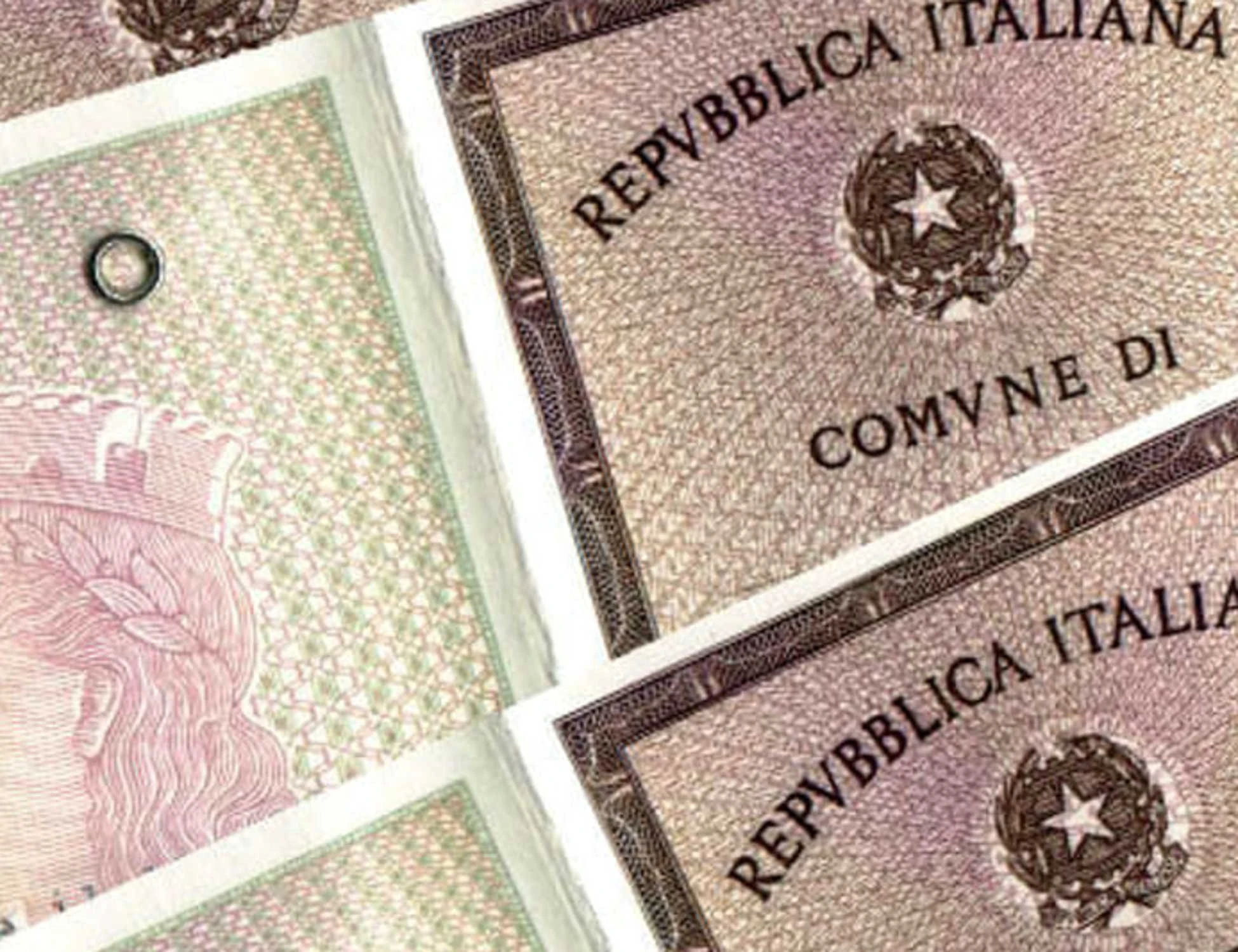Rinnova la Carta d'identità, ma la città natale viene sostituita dalla fascista "Apuania"