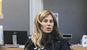 Paola Caruso, lo spogliarello della "Bonas" di Bonolis al supermercato: clienti in fila a bocca aperta