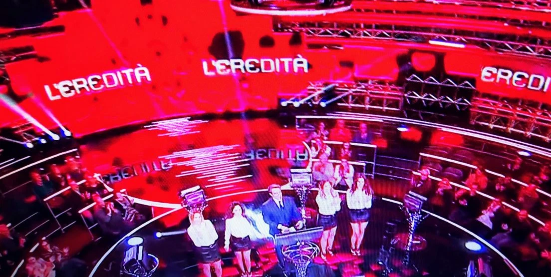 L'Eredità, il "dettaglio" che inquieta i telespettatori: "Avete visto cosa c'è sotto la cuffia?"