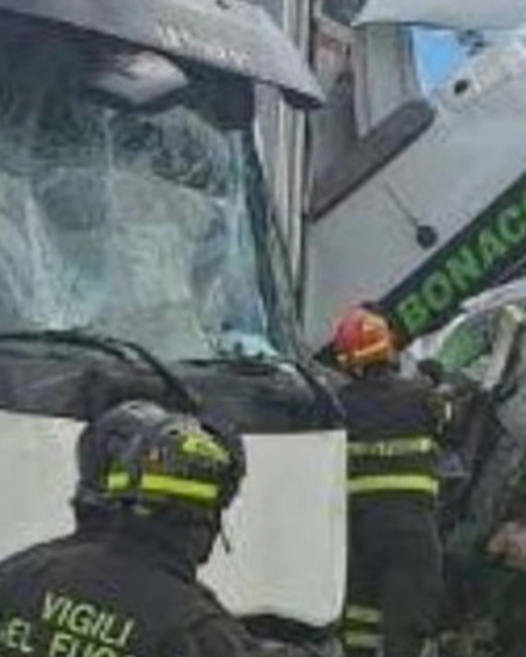 A1, Tir salta la corsia e si schianta su un'ambulanza: ecatombe in autostrada