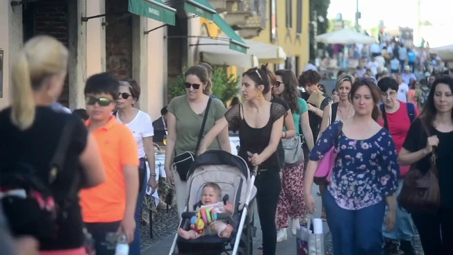 Spese di dicembre, tredicesime più ricche per consumi e regali