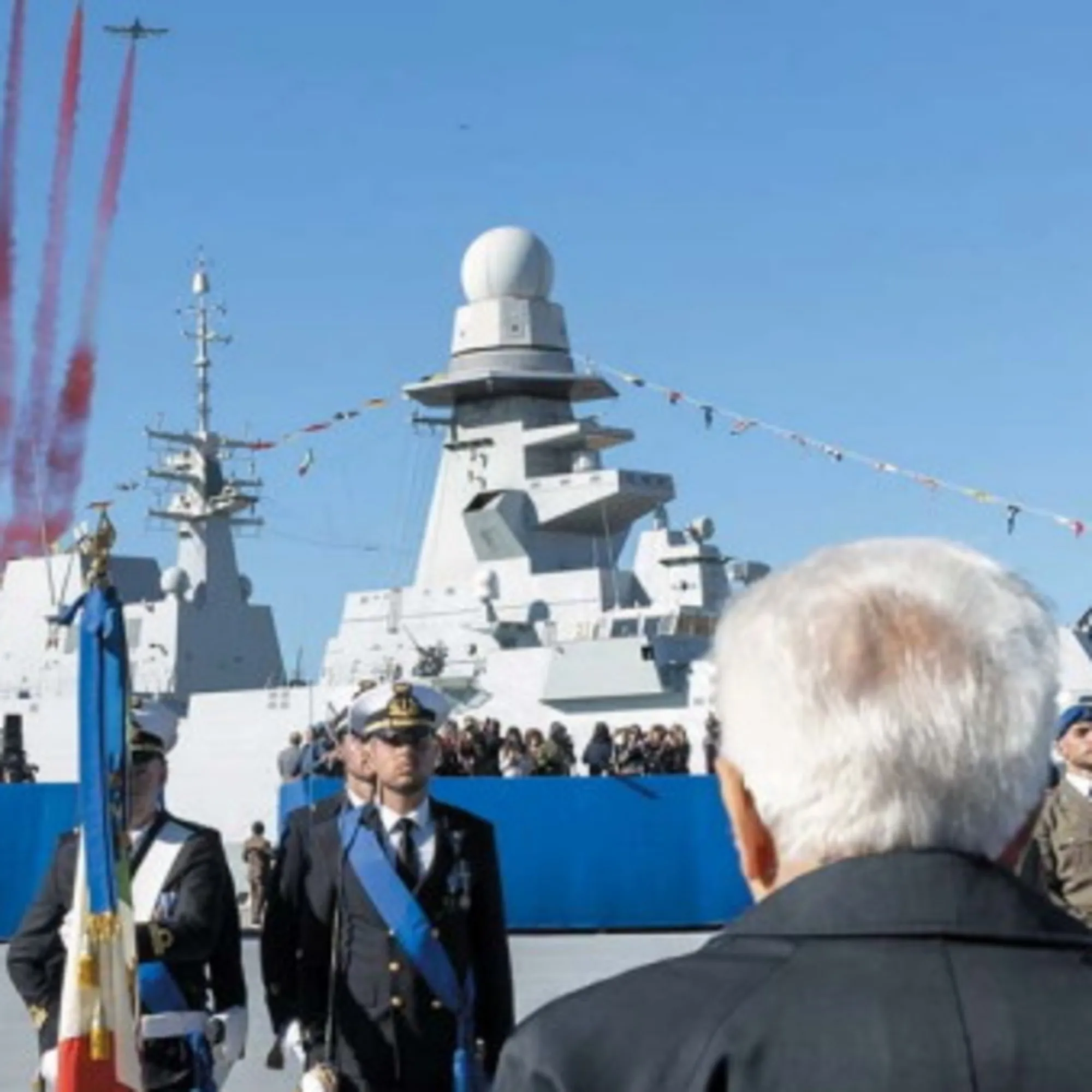 Che pena i compagni in piazza contro i militari