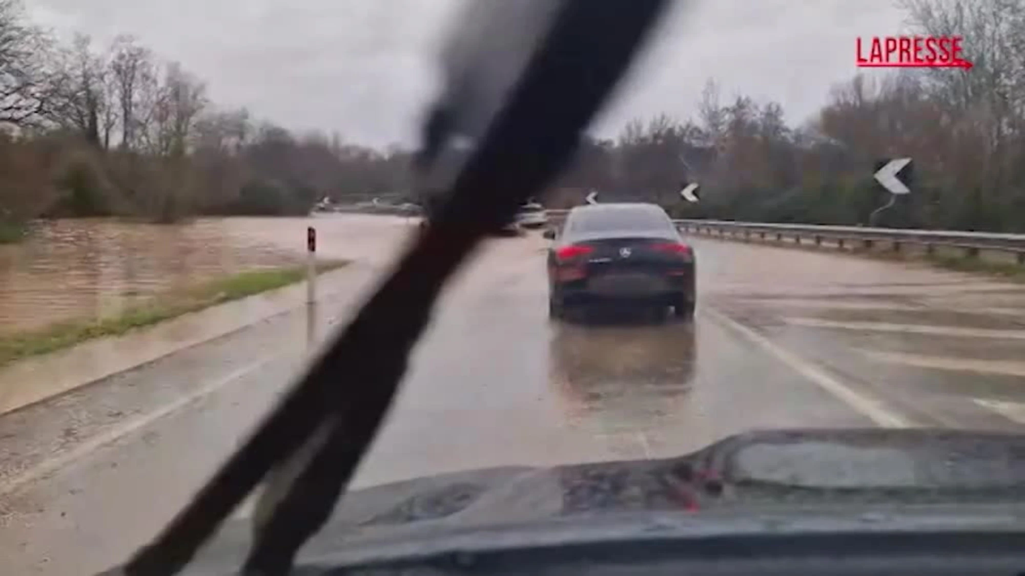 Maltempo a Roma, allagato lo svincolo autostradale: vetture a passo d'uomo