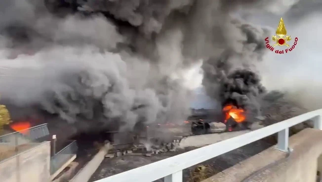 Vasto incendio in un deposito del Catanese, le immagini