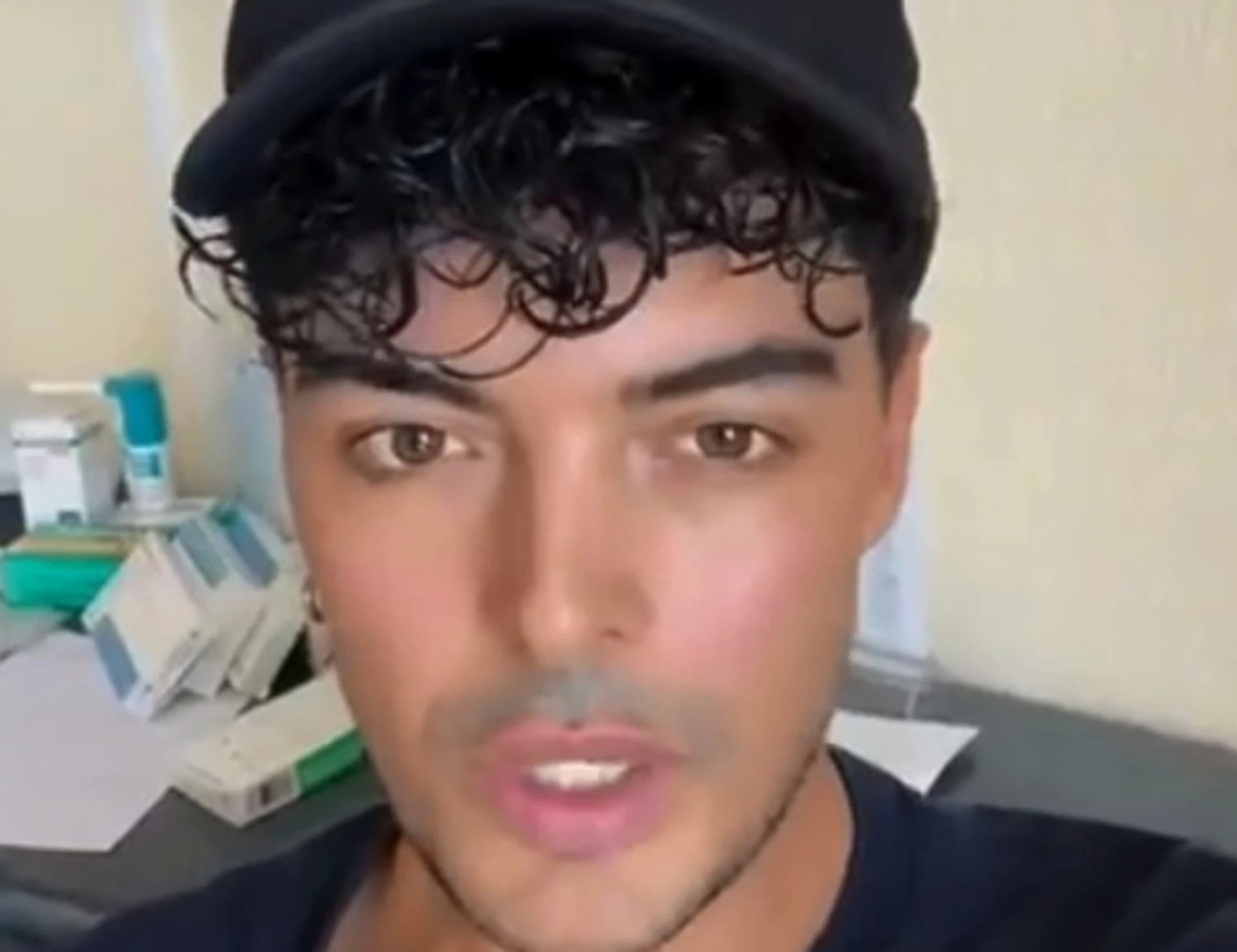 Stash sta male e salta il concerto: vergogna e insulti