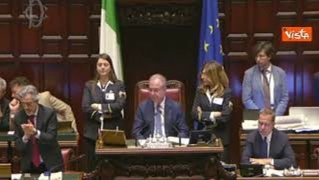 Dibattito interrotto da ingresso Ministra Roccella in Aula, l'applauso alla Camera