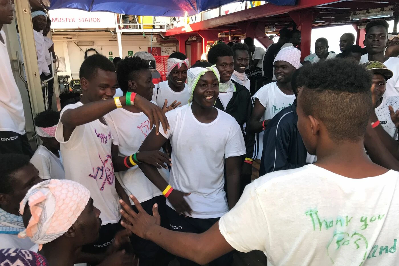 Open Arms, dei 27 migranti fatti sbarcare perché minorenni 8 sono maggiorenni. Salvini: "Finti malati e..."