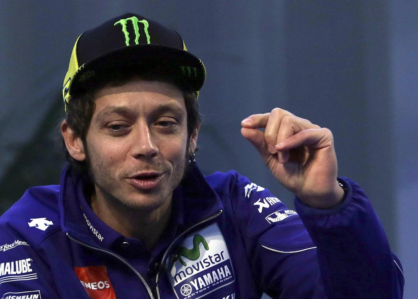 Roba da matti, volano gli sputi. Cosa ha combinato Valentino Rossi (beccato: c'è la telecamera)