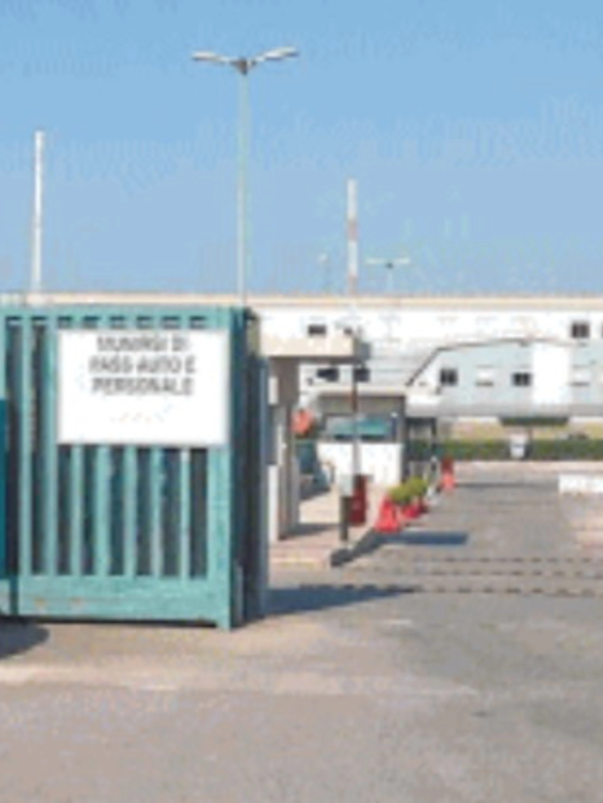 Puglia, immigrati sui binari: boom di treni interrotti, persone inferocite