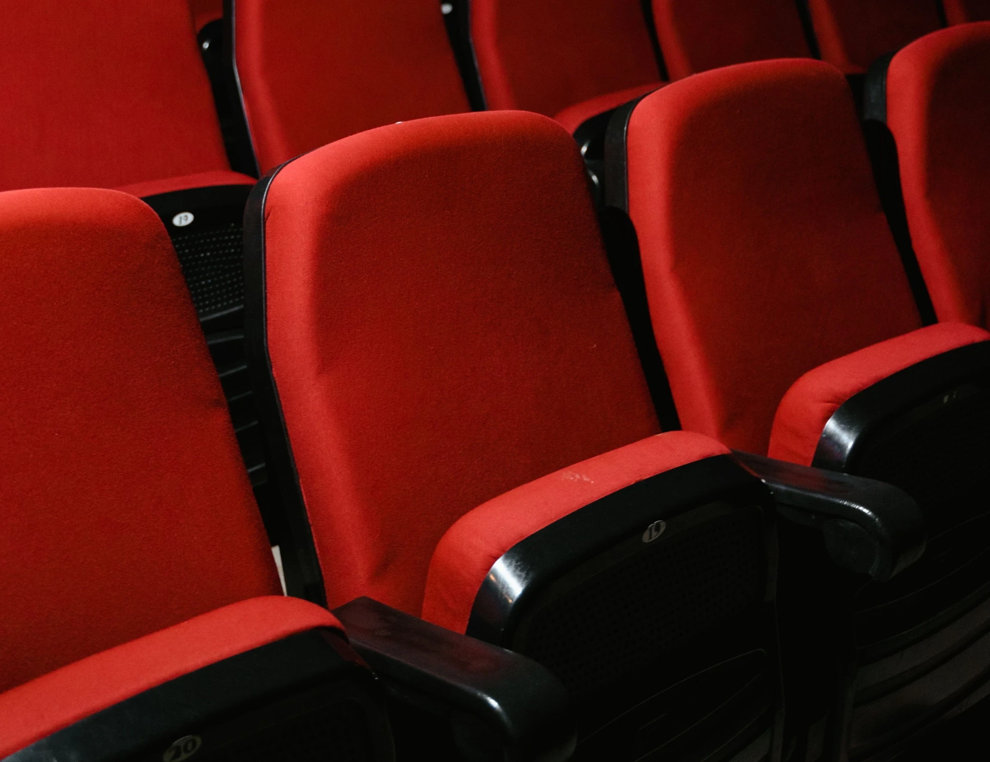 Genova, storia torbida e proibita: "Com'è morto mio marito nel cinema a luci rosse"