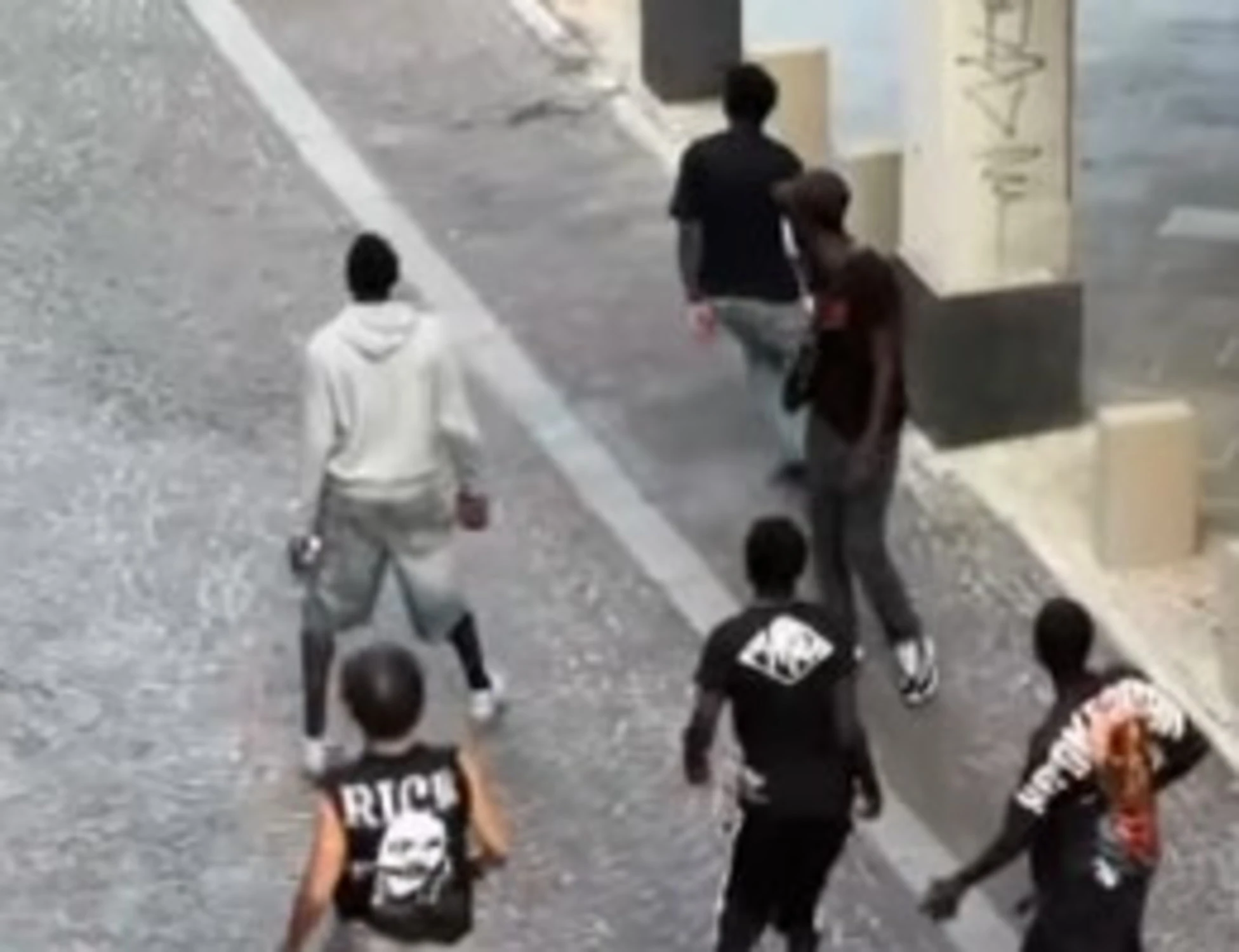 Lecco, bande di magrebini e africani si affrontano per strada: il video