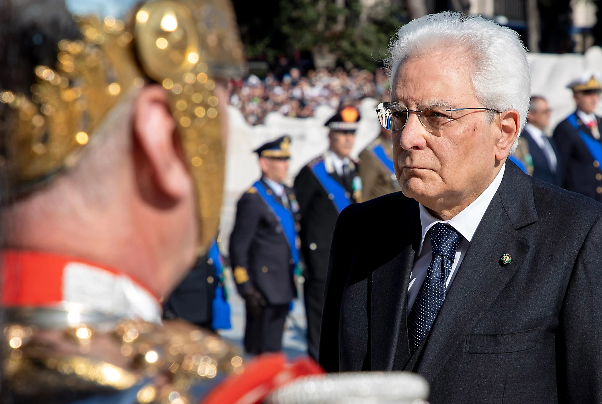 Sergio Mattarella tempestato di telefonate: "Ci resti solo tu, non mollare". Italia sotto attacco finanziario