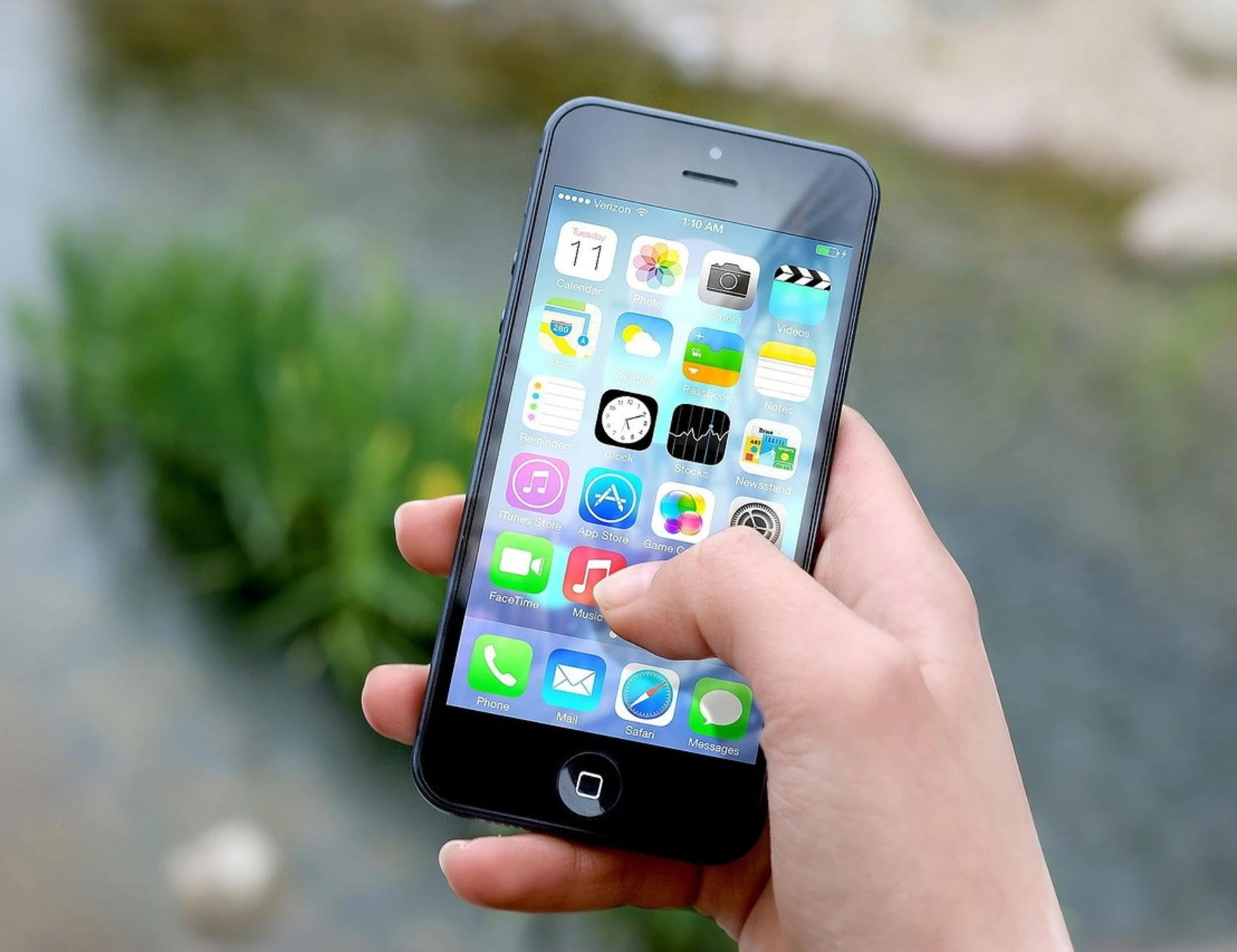 Sonno, così la luce blu dello smartphone ti rovina la vita