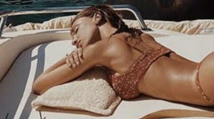 Belen Rodriguez seminuda in barca: lato B mozzafiato. "Tutti muti", spazza via il gossip su De Martino