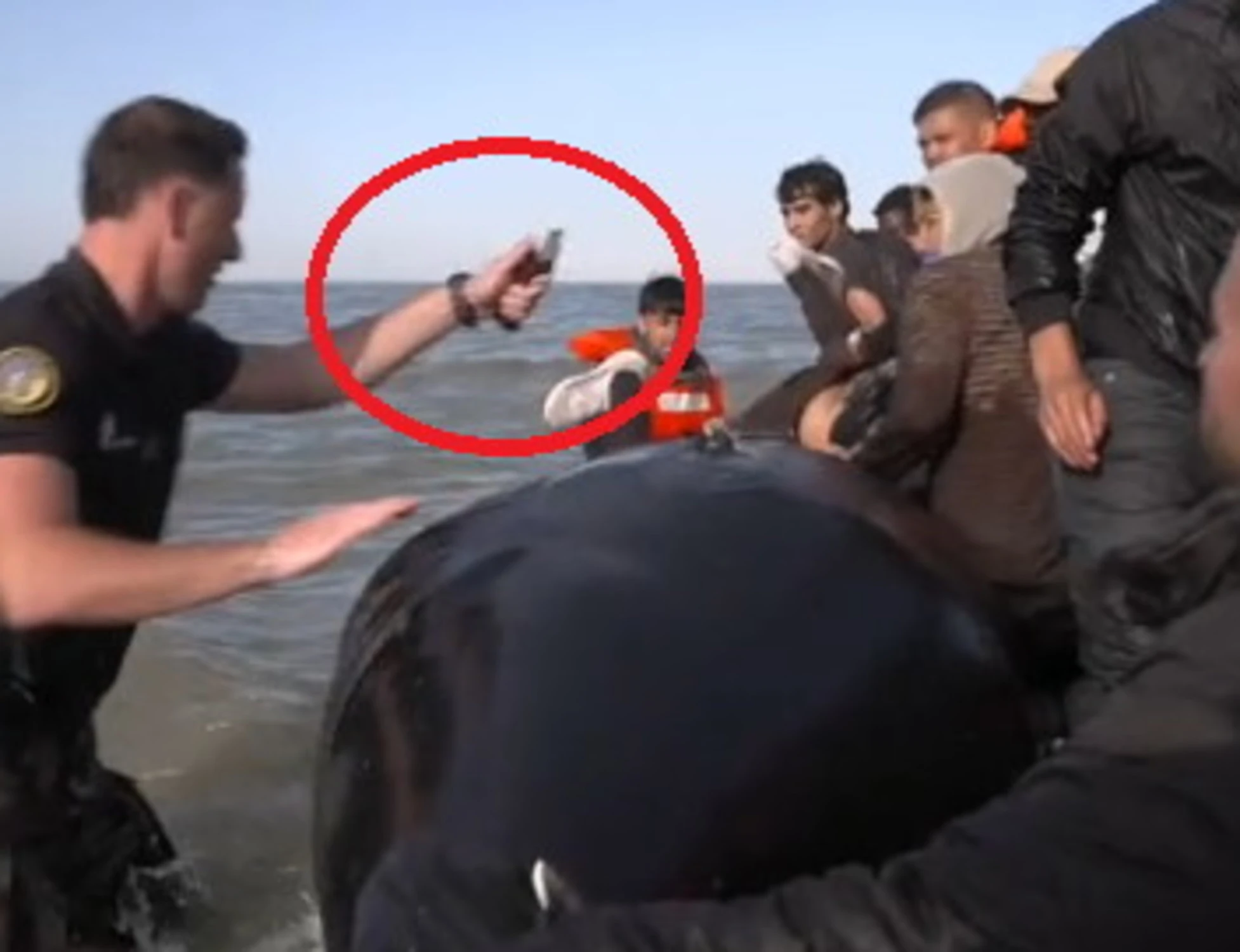 Migranti, il video che imbarazza Macron: poliziotti francesi affondano i gommoni con i coltelli