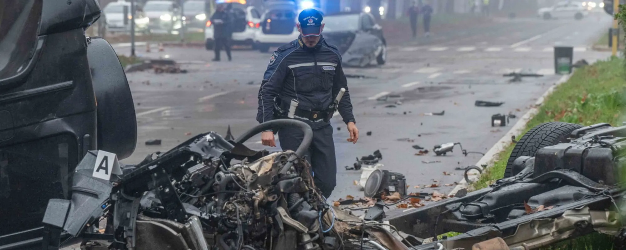 Auto in fiamme: schianto a Milano. 21enne in fin di vita