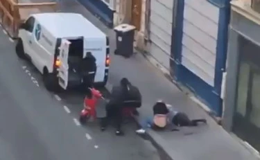 Parigi, tentano di rapire una donna in pieno giorno: chi è lei