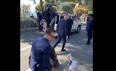 Leone XIV, due attiviste bloccano l'auto a Monaco: che fine fanno